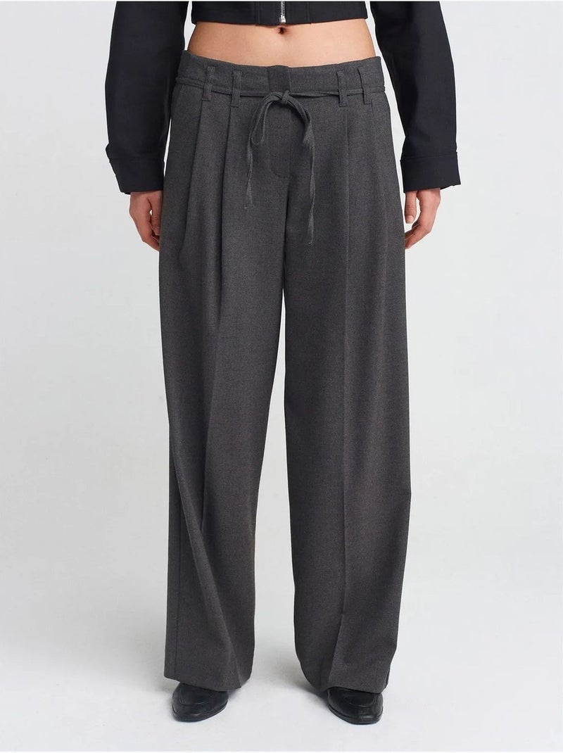 Pantaloni in crêpe plissettati a gamba ampia dilvin Grigio nero - Kiabi