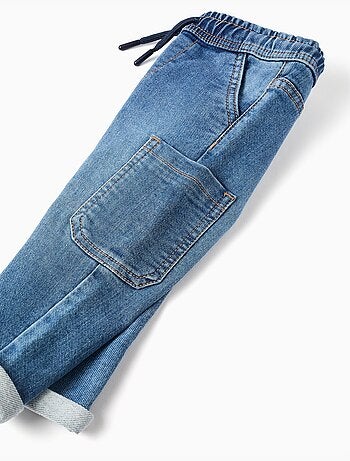 Pantaloni in denim a straight fit con tasche cargo