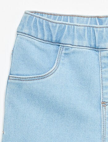 Pantaloni in denim con risvolto alla base