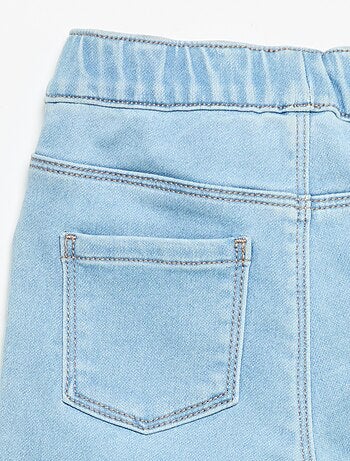 Pantaloni in denim con risvolto alla base