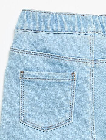 Pantaloni in denim con risvolto alla base