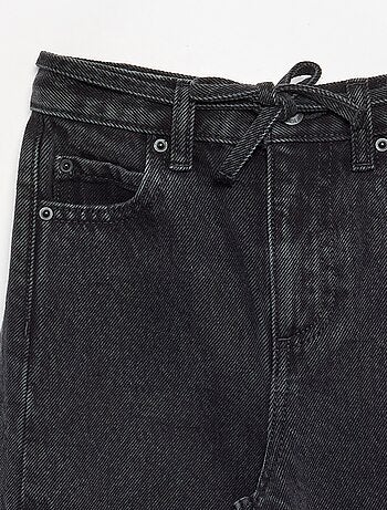 Pantaloni in denim taglio barrel con cintura