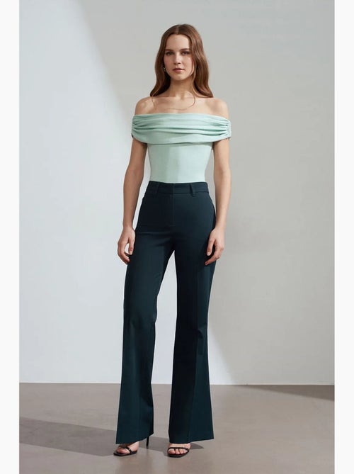 Pantaloni in gabardine a zampa a vita alta da donna dilvin - Kiabi Pantaloni in gabardine a zampa a vita alta da donna dilvin - Kiabi