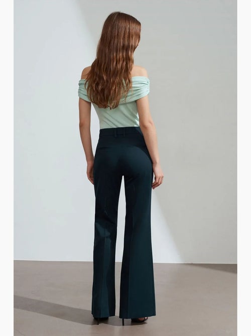 Pantaloni in gabardine a zampa a vita alta da donna dilvin - Kiabi Pantaloni in gabardine a zampa a vita alta da donna dilvin - Kiabi