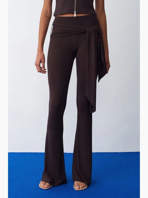 Pantaloni in jersey a zampa a vita alta con dettaglio a laccetto dilvin - Kiabi Pantaloni in jersey a zampa a vita alta con dettaglio a laccetto dilvin - Kiabi