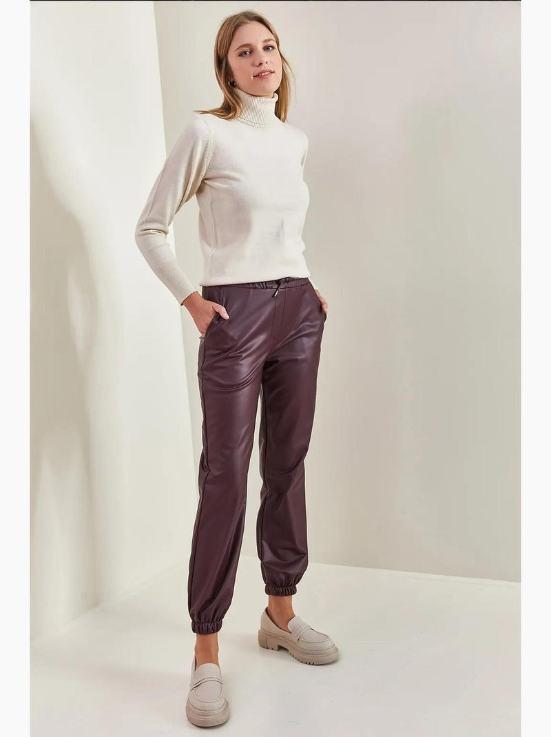 Pantaloni in pelle con elastico in vita e polsini lucci Rosso bordeaux - Kiabi