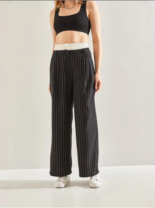 Pantaloni in tessuto a righe con dettaglio in vita a contrasto lucci - Kiabi Pantaloni in tessuto a righe con dettaglio in vita a contrasto lucci - Kiabi