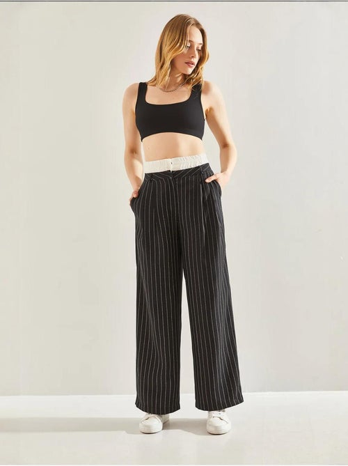 Pantaloni in tessuto a righe con dettaglio in vita a contrasto lucci - Kiabi Pantaloni in tessuto a righe con dettaglio in vita a contrasto lucci - Kiabi