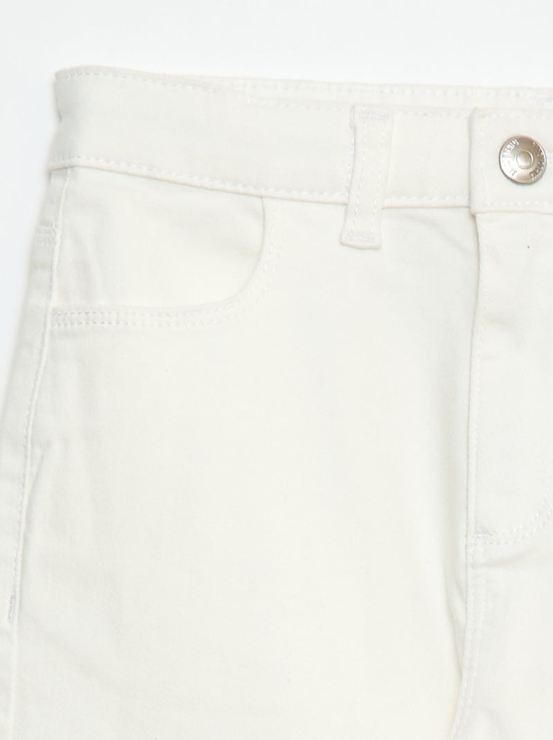 Pantaloni in twill con apertura a pressione - Taglio più confortevole Bianco - Kiabi