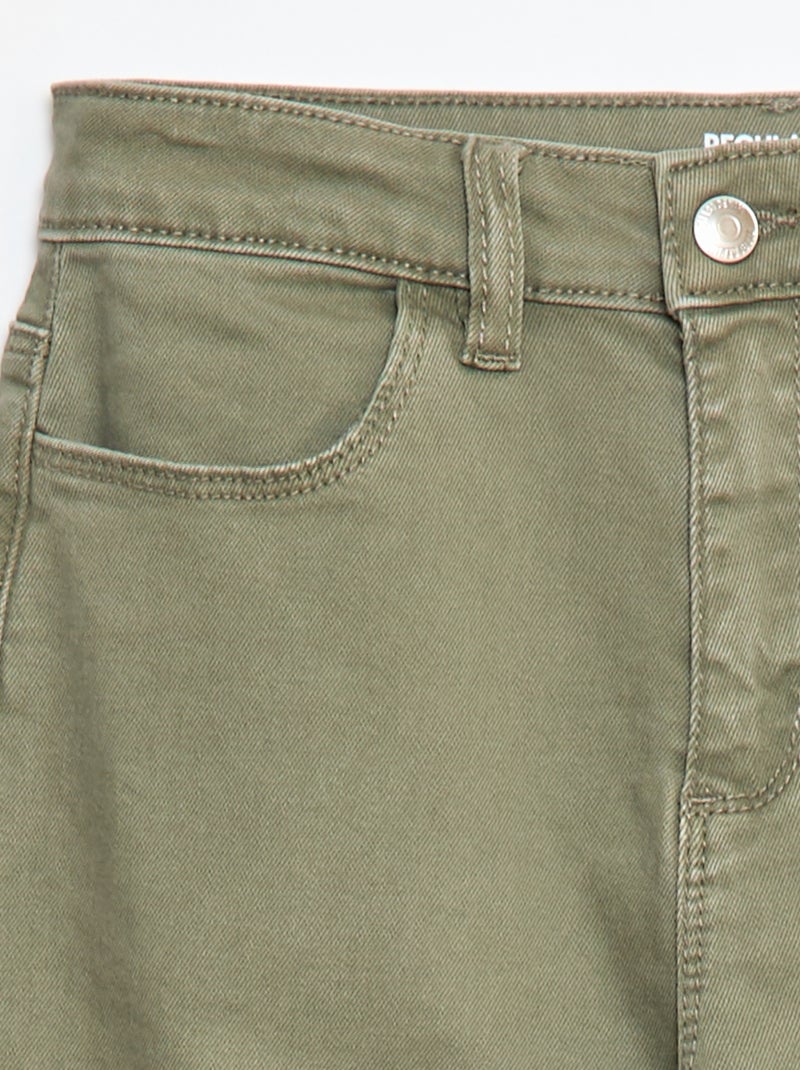 Pantaloni in twill con apertura a pressione - Taglio più confortevole Verde - Kiabi
