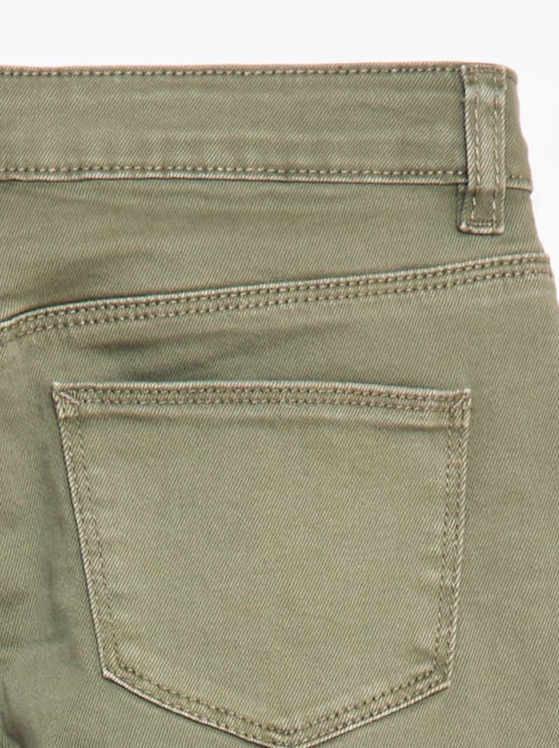 Pantaloni in twill con apertura a pressione - Taglio più confortevole Verde - Kiabi