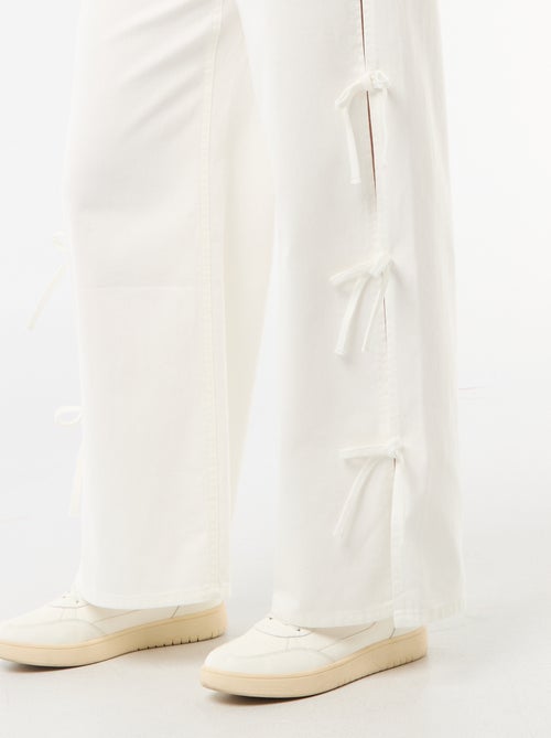 Pantaloni in twill con nodi sui lati - Kiabi