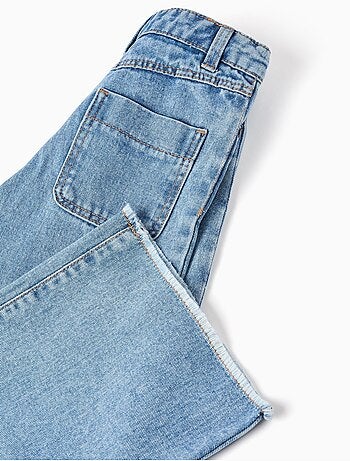 Pantaloni jeans a gamba larga con orli sfrangiati