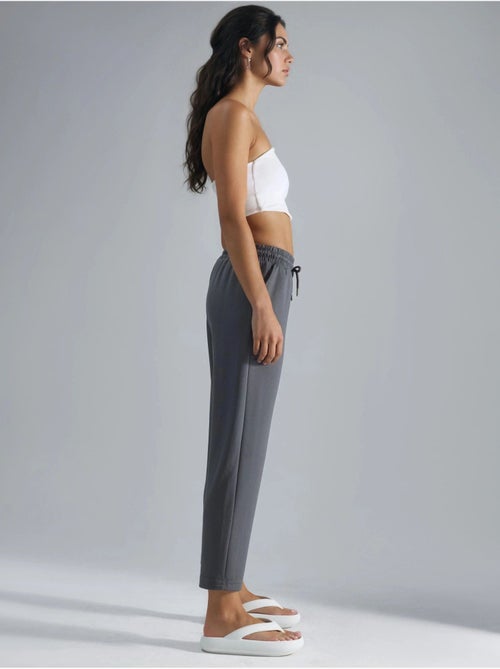 Pantaloni jogger carrot fit con vita elasticizzata effetto modal, hiccup - Kiabi Pantaloni jogger carrot fit con vita elasticizzata effetto modal, hiccup - Kiabi