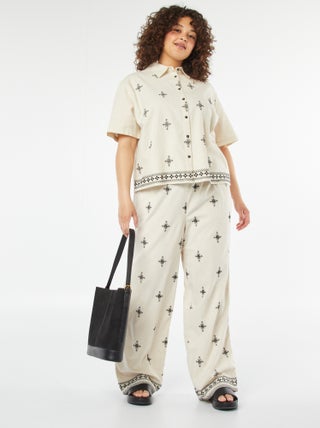 Pantaloni larghi 3/4 ricamati
