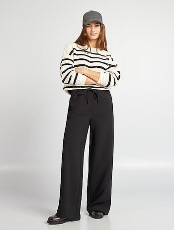 Pantaloni larghi con vita elasticizzata e cordoncini da stringere