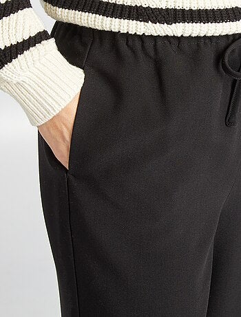 Pantaloni larghi con vita elasticizzata e cordoncini da stringere