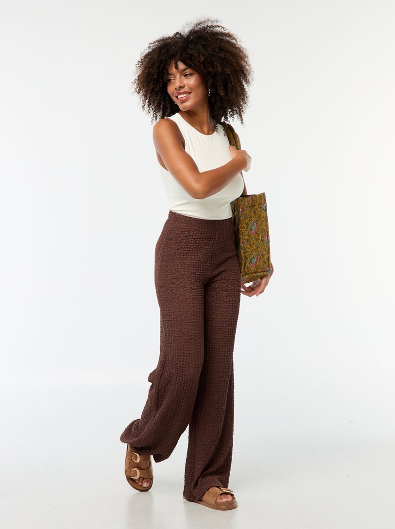 Pantaloni larghi in tessuto goffrato marrone - Kiabi