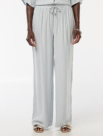 Pantaloni leggeri e a righe a taglio ampio