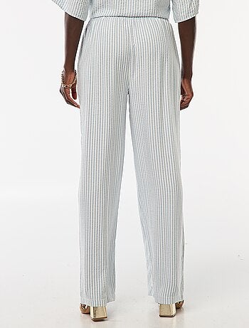 Pantaloni leggeri e a righe a taglio ampio