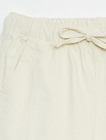 Pantaloni leggeri con taglio largo