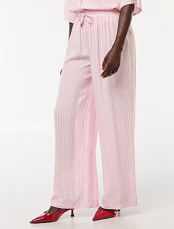Pantaloni leggeri e a righe a taglio ampio