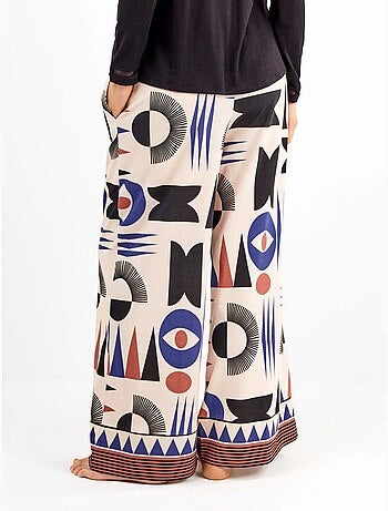 Pantaloni lunghi con motivi geometrici e bordi sul fondo
