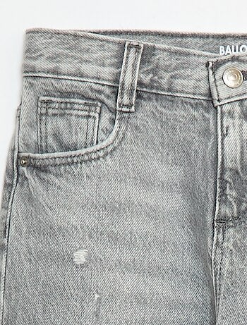 Pantaloni mom fit in denim con abrasioni
