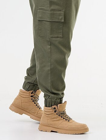 Pantaloni multitasche con vita elasticizzata