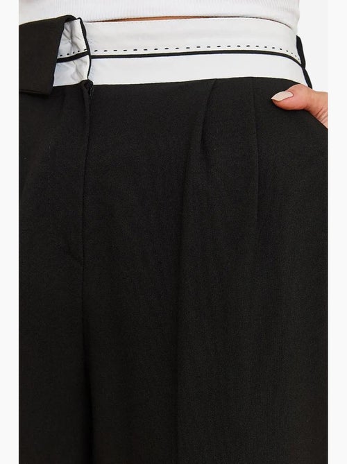 Pantaloni palazzo asimmetrici con vita a gamba larga e bottoni lucci - Kiabi Pantaloni palazzo asimmetrici con vita a gamba larga e bottoni lucci - Kiabi