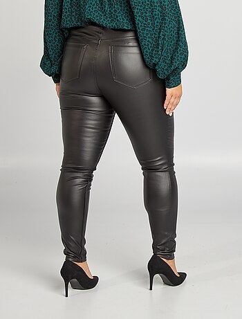Pantaloni spalmati