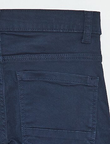 Pantaloni taglio skinny / modello molto aderente a 5 tasche