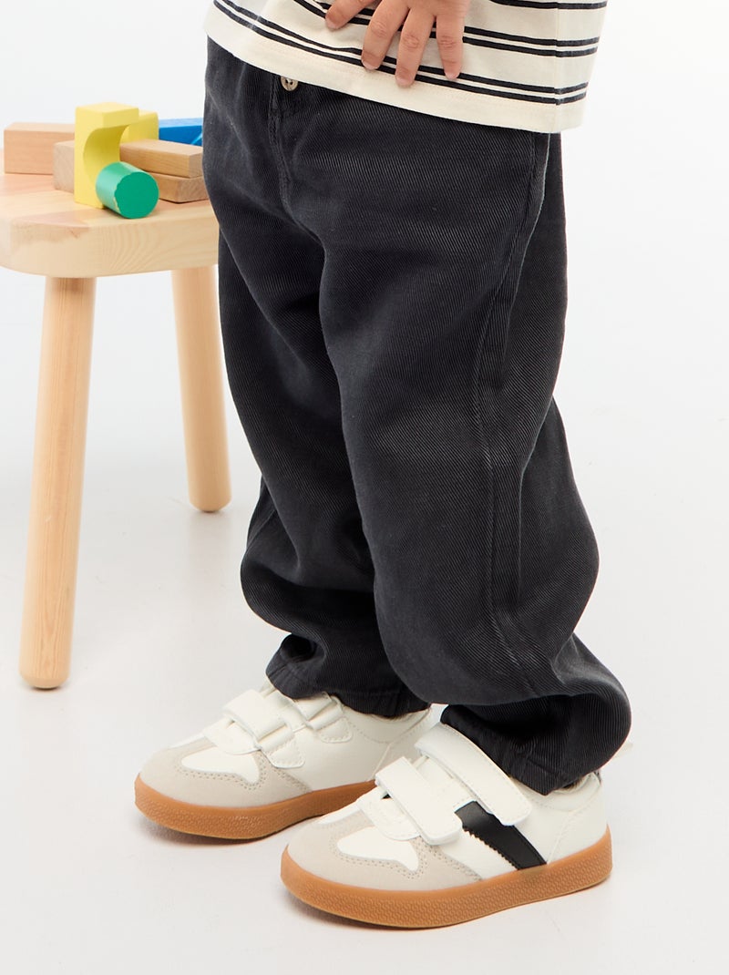 Pantaloni tinta unita in materiale morbido con taglio relax fit Nero - Kiabi