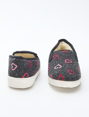 Pantofole charentaises con cuori ricamati