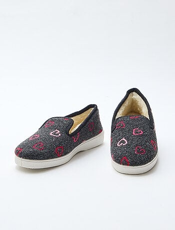 Pantofole charentaises con cuori ricamati