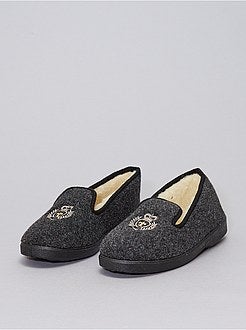 Scarpe - Pantofole foderate di pelliccia con stemma - Kiabi