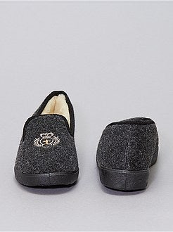 Scarpe - Pantofole foderate di pelliccia con stemma - Kiabi