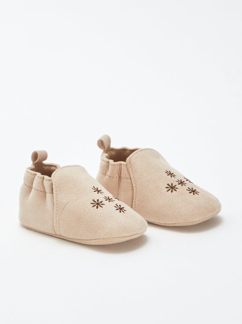 Pantofole ricamate in finto camoscio BEIGE - Kiabi