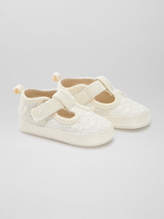 Pantofole stile sneakers con ricamo a punto inglese