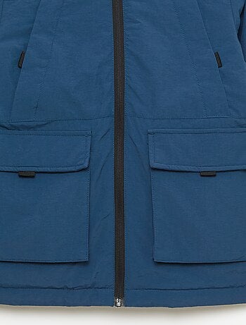 Parka leggera con cappuccio e 2 tasche a soffietto con patta