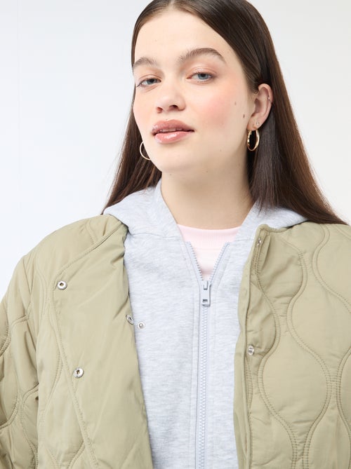 Piumino con cappuccio e pettorina interna in felpa rimovibile - Kiabi Piumino con cappuccio e pettorina interna in felpa rimovibile - Kiabi