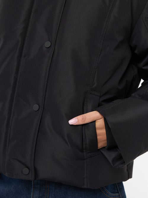 Piumino corto con cappuccio bordato in pelliccia sintetica 'JDY' - Kiabi