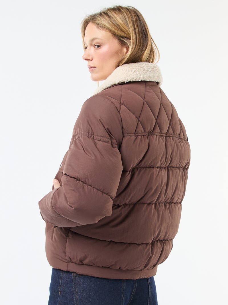 Piumino imbottito con collo effetto montone Marrone - Kiabi
