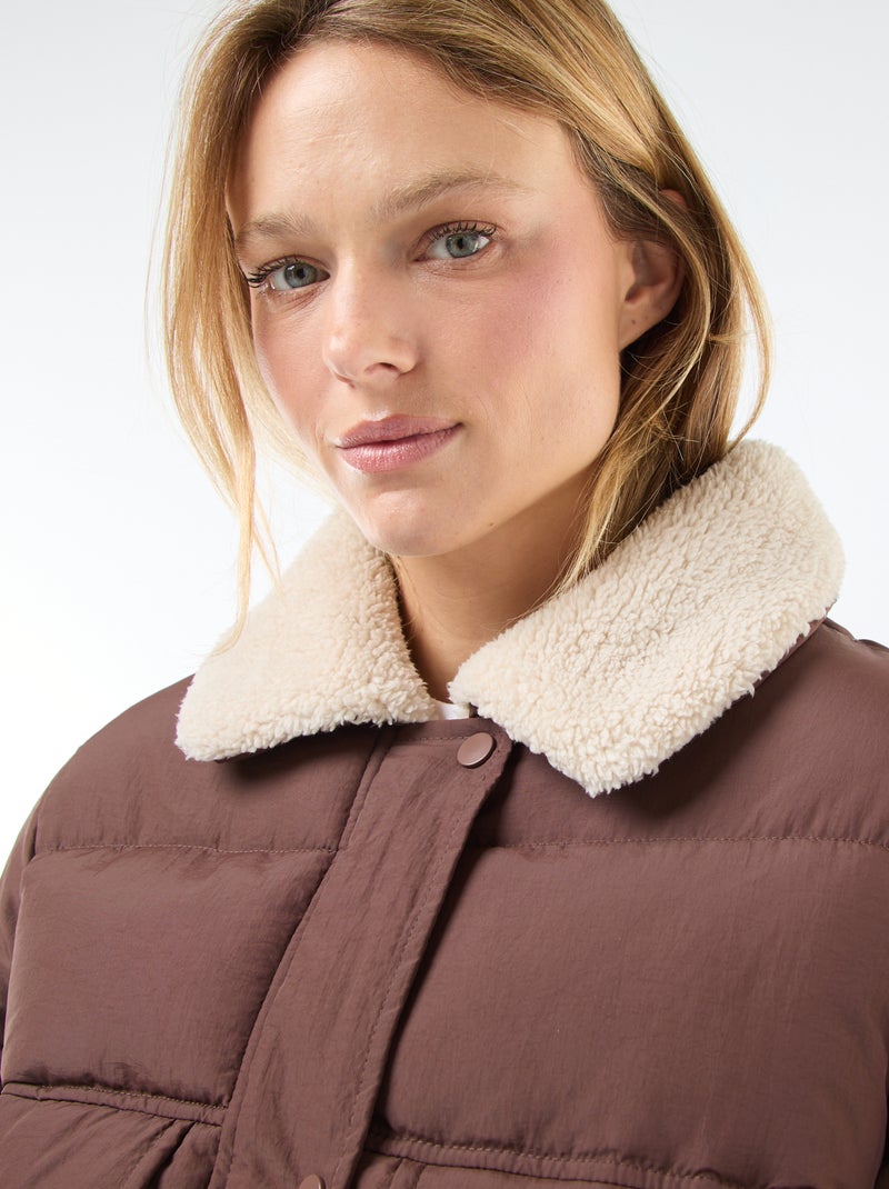 Piumino imbottito con collo effetto montone Marrone - Kiabi