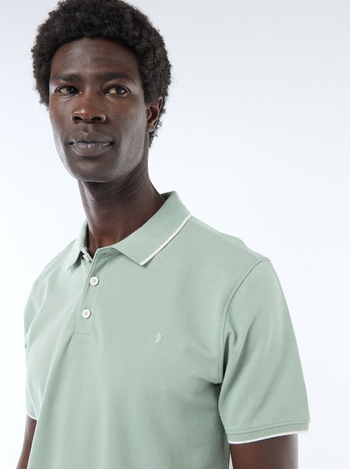 Polo in cotone tinta unita da uomo con colletto classico - Kiabi Polo in cotone tinta unita da uomo con colletto classico - Kiabi