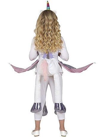 Principessa in costume a cavallo di un unicorno