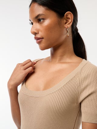 Pullover a coste con maniche corte e scollo tondo lento