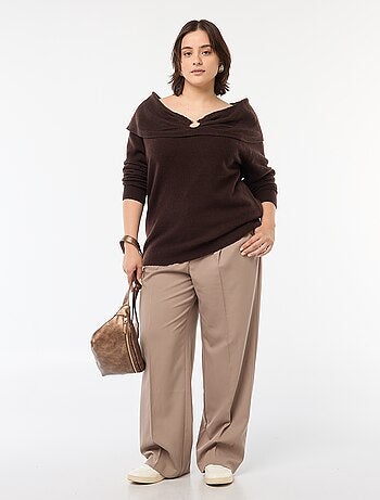 Pullover con scollo bardot e dettaglio sul petto