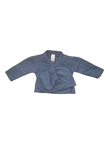 Questo set di cardigan, berretto e scarpine in maglia di Les Chatounets