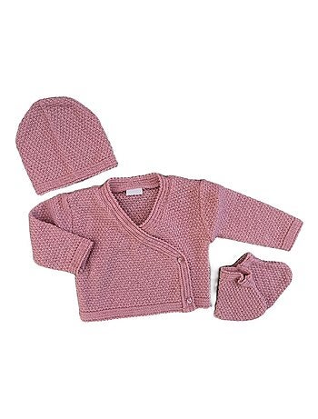Questo set di cardigan, berretto e scarpine in maglia di Les Chatounets